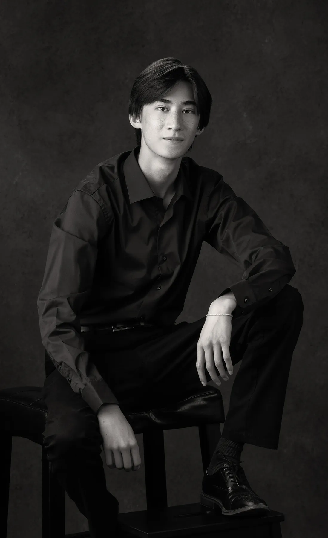 Seniors Portrait Studio. Teenager posing for Seniors picture in Colorado.